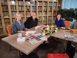 Linda Blij van Liefbrief geeft een interview bij Elisabeth tv